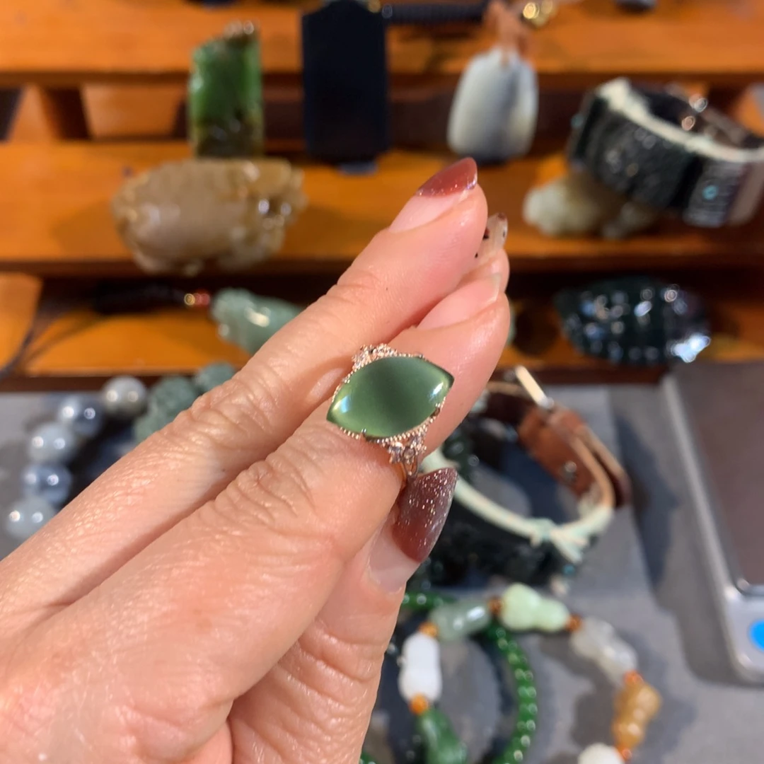 和田玉（糖玉）颈饰未镶嵌抱****兔