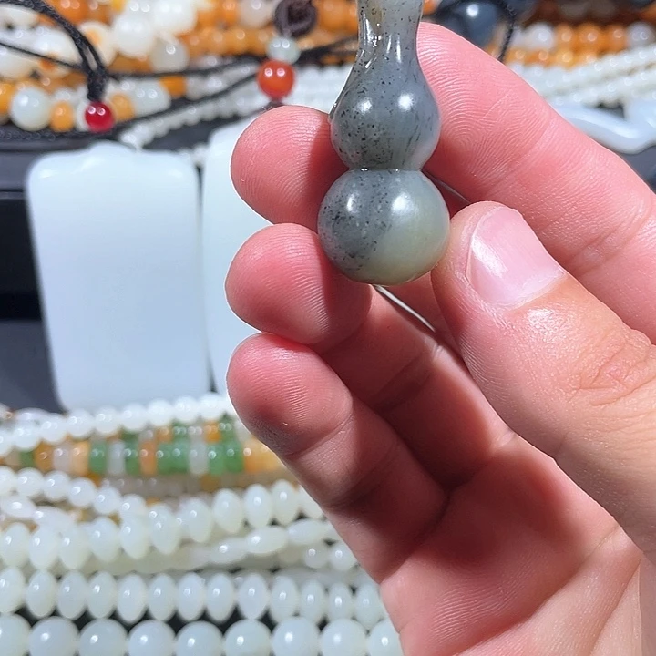 和田玉未镶嵌颈饰葫芦