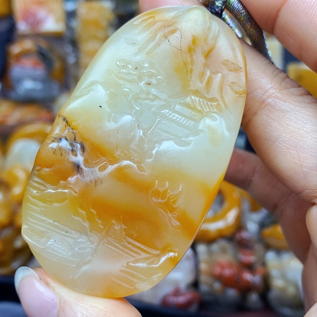 未镶嵌石英质玉（黄龙玉）颈饰