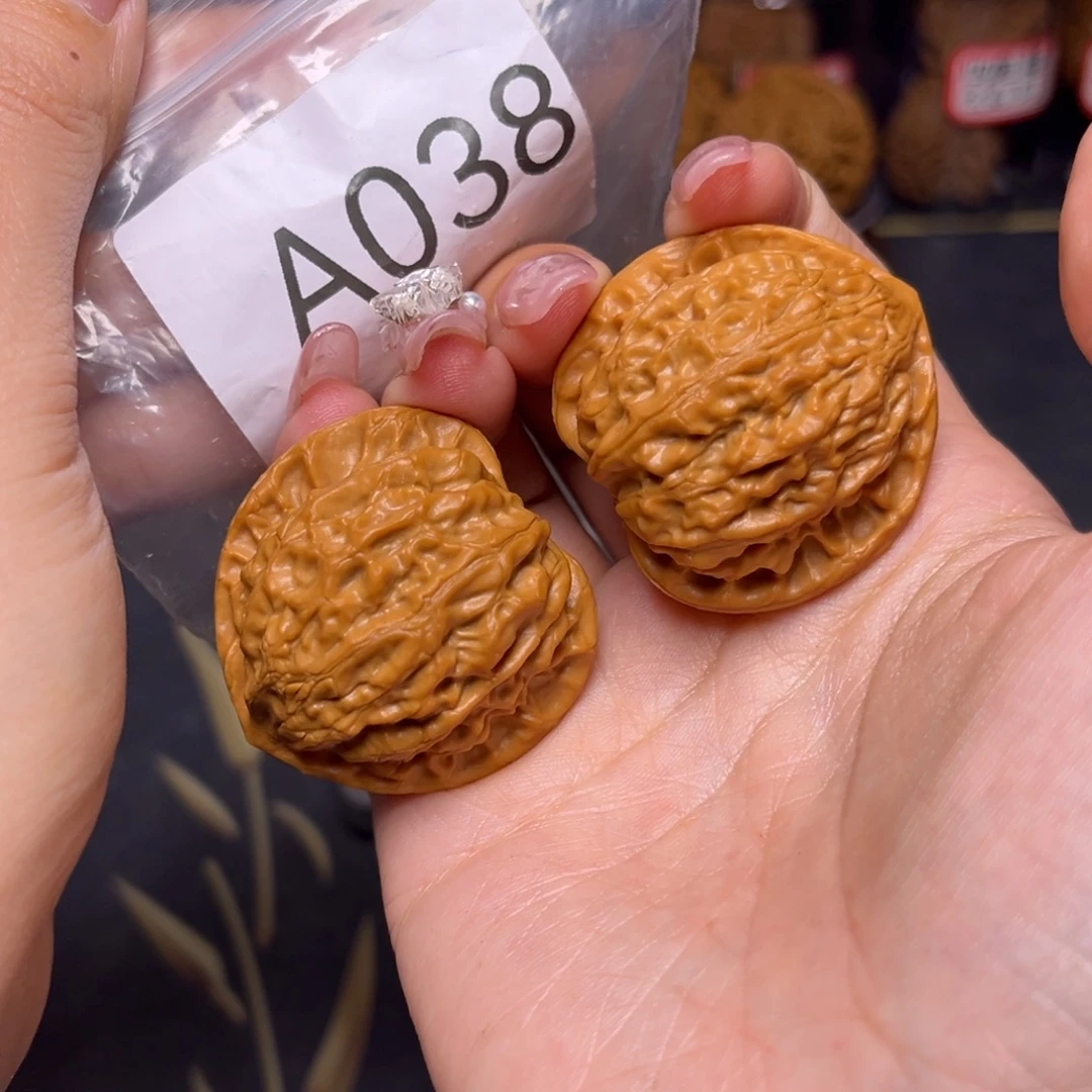 文玩核桃吊坠金牛40