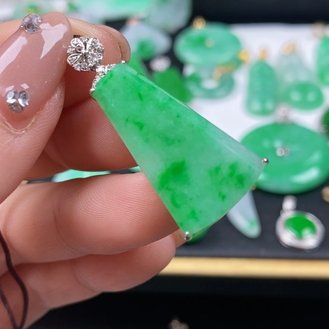 翡翠颈饰18K金镶嵌翡翠