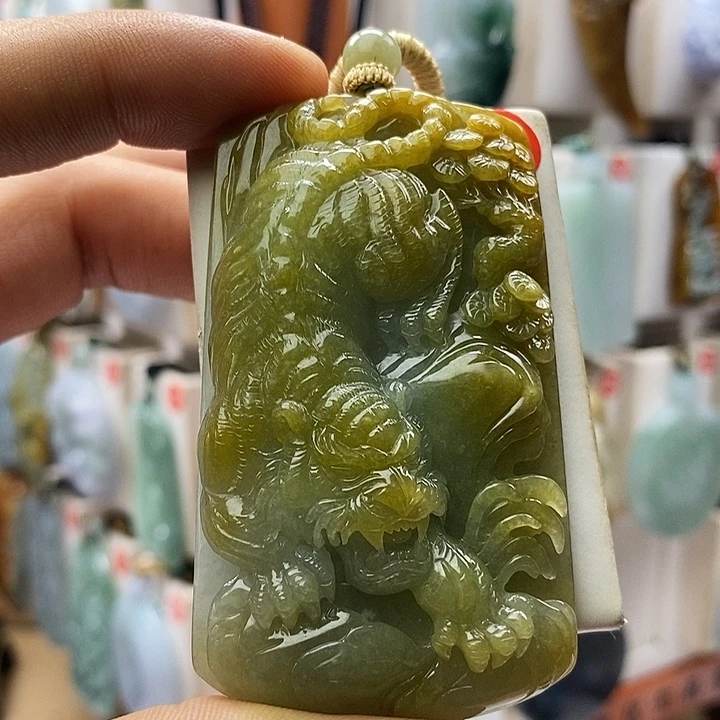 翡翠未镶嵌颈饰每天