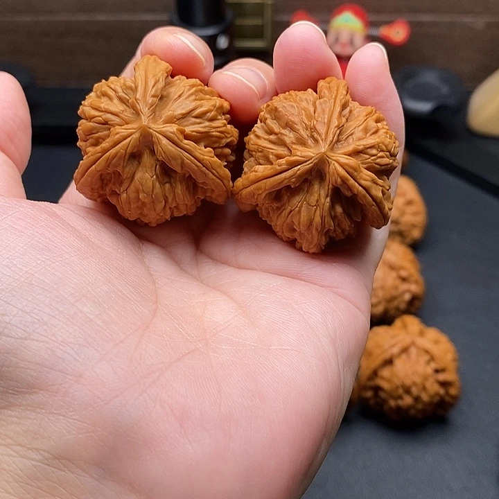 L***.文玩核桃把件白奔