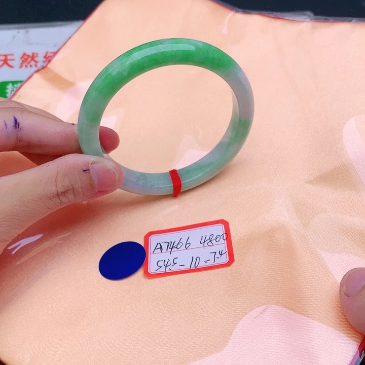 翡翠手镯未镶嵌我