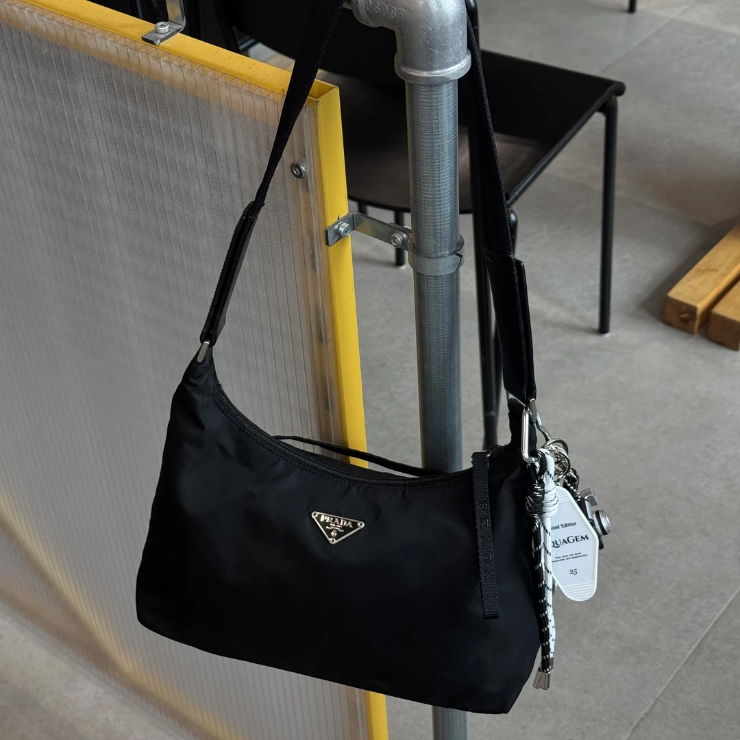 95新 Prada/普拉达 三角标魔术贴长肩带hobo/119211