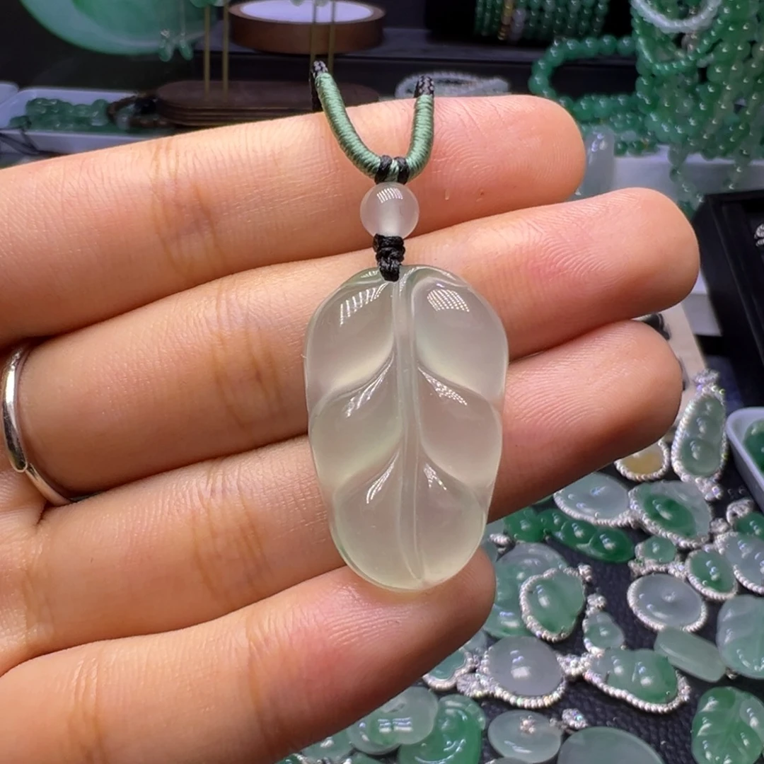 石英质玉（非洲翠）未镶嵌颈饰