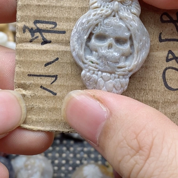 颈饰未镶嵌硅化珊瑚（珊瑚玉）启*