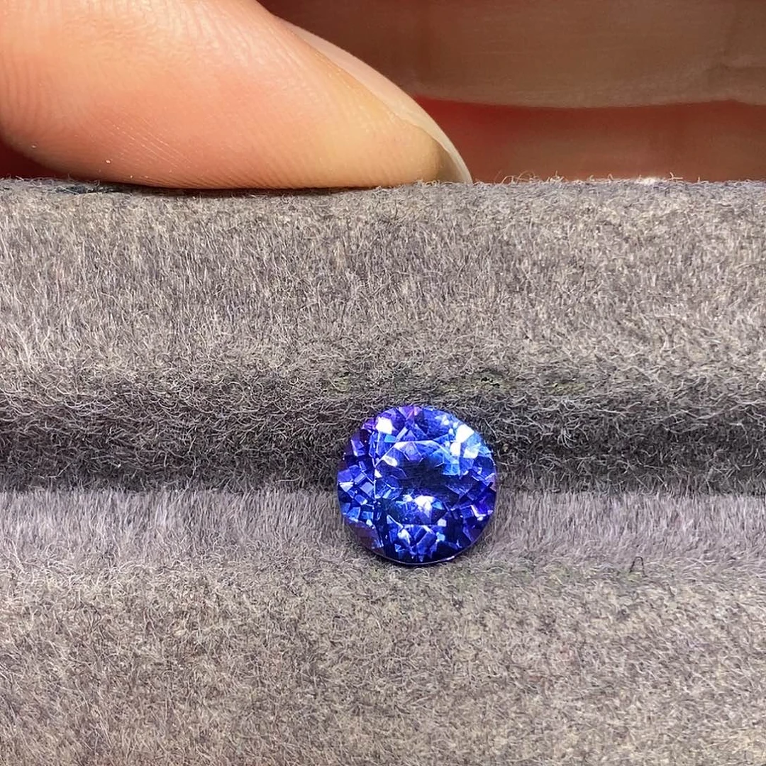 2.36克拉天然全净满火彩坦桑石坦桑石未镶嵌