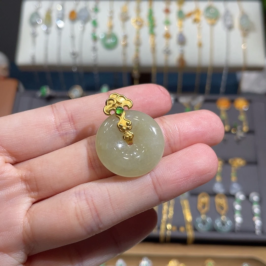翡翠颈饰18K金镶嵌冰黄平安扣