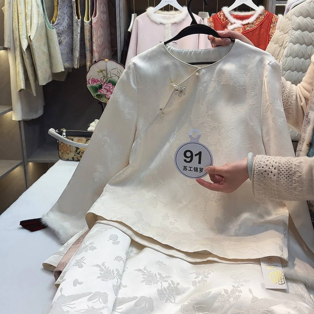 小***呀非遗传承人的精神风貌