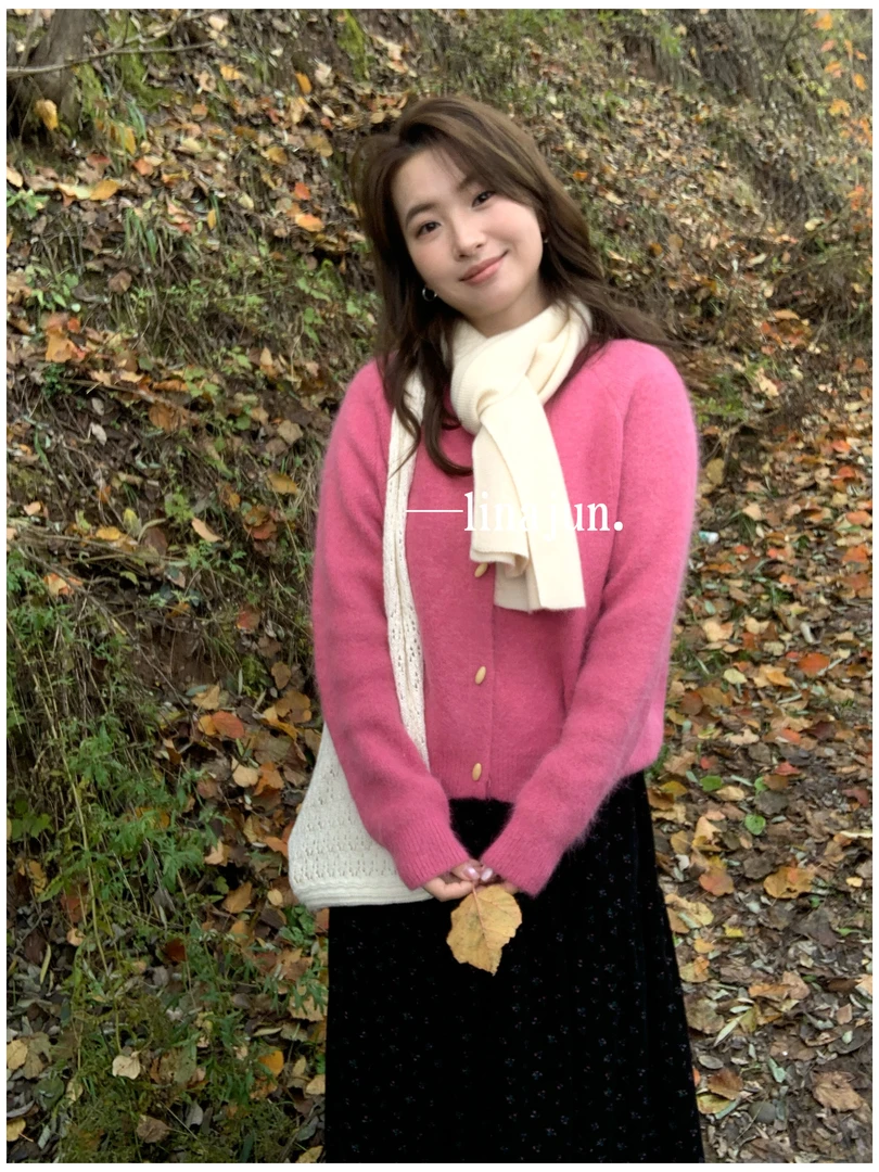 11.1秋冬新款韩系百搭高级感别致橄榄形木扣树莓粉圆领开衫毛衣