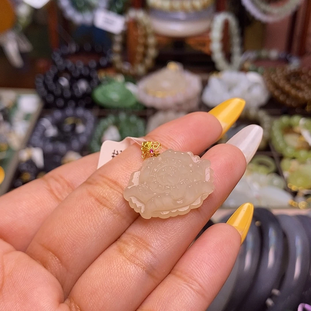 和田玉未镶嵌颈饰藕粉老矿料金镶牡丹花