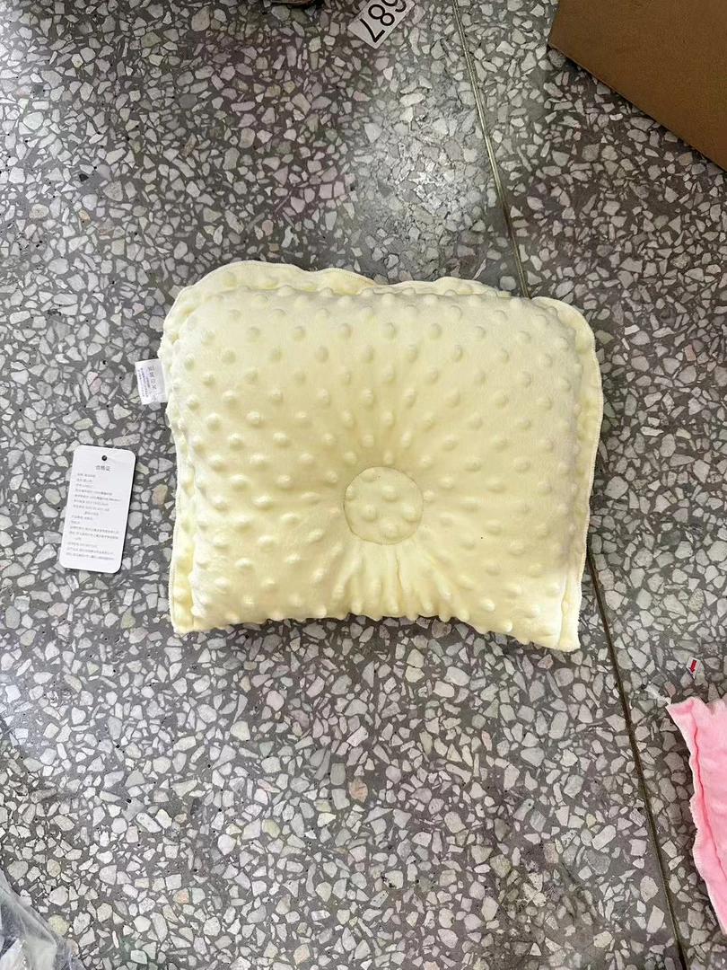 《兵哥外贸》3楼24×31浅黄色豆豆绒定型枕 发一个