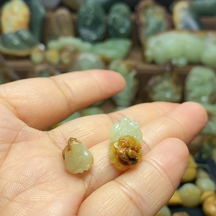 浅***然岫岩河磨玉（透闪石质玉）未镶嵌颈饰