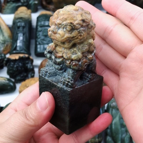 未镶嵌岫岩河磨玉（透闪石质玉）把件