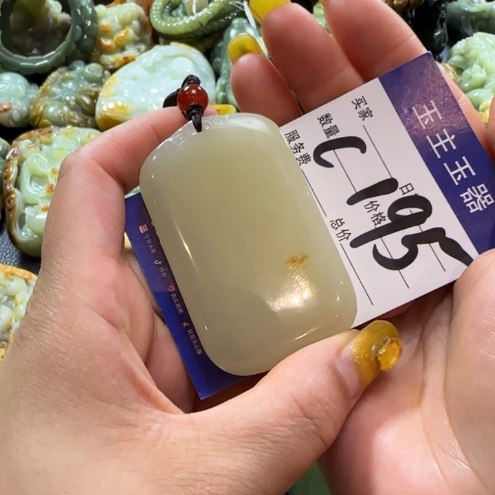 透闪石质玉未镶嵌挂件