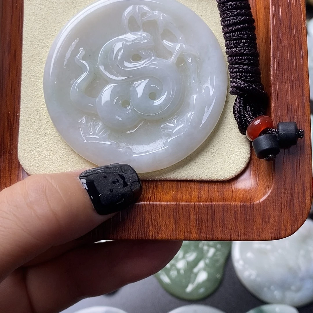 翡翠未镶嵌颈饰蛇牌