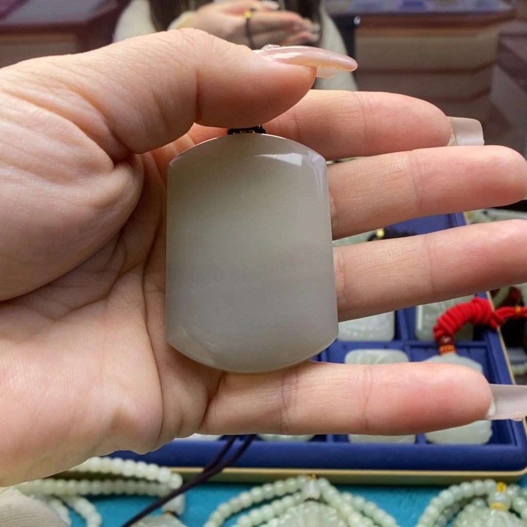 和田玉颈饰未镶嵌在*上