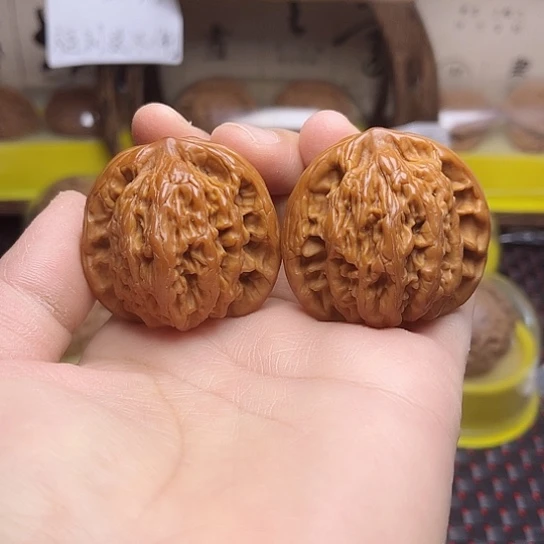 文玩核桃吊坠虎头