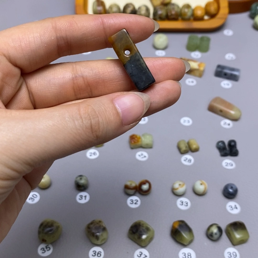 蛇纹石玉配饰合金林**?