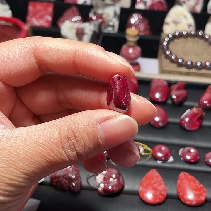 天然辰砂原矿吊坠5.5克