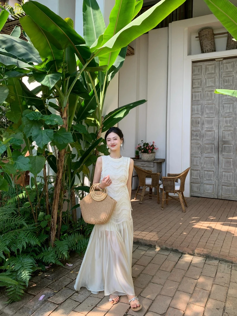 新款时尚减龄轻熟温柔风法式无袖白色背心收腰连衣裙夏季显瘦长裙