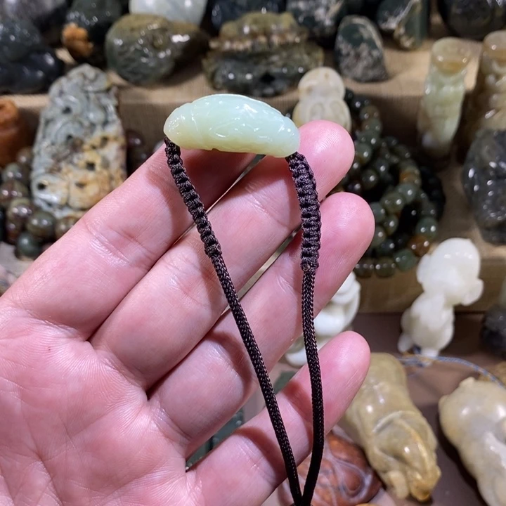 透闪石质玉未镶嵌挂件