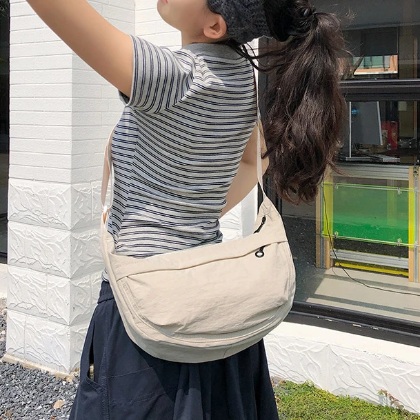 日系休闲斜挎包女生轻便单肩帆布包防水通勤纯色百搭尼龙饺子包男