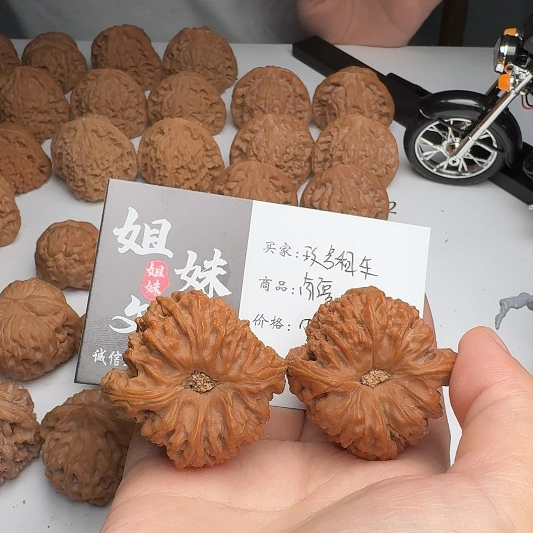 玖***车吊坠桃核南疆石凹底