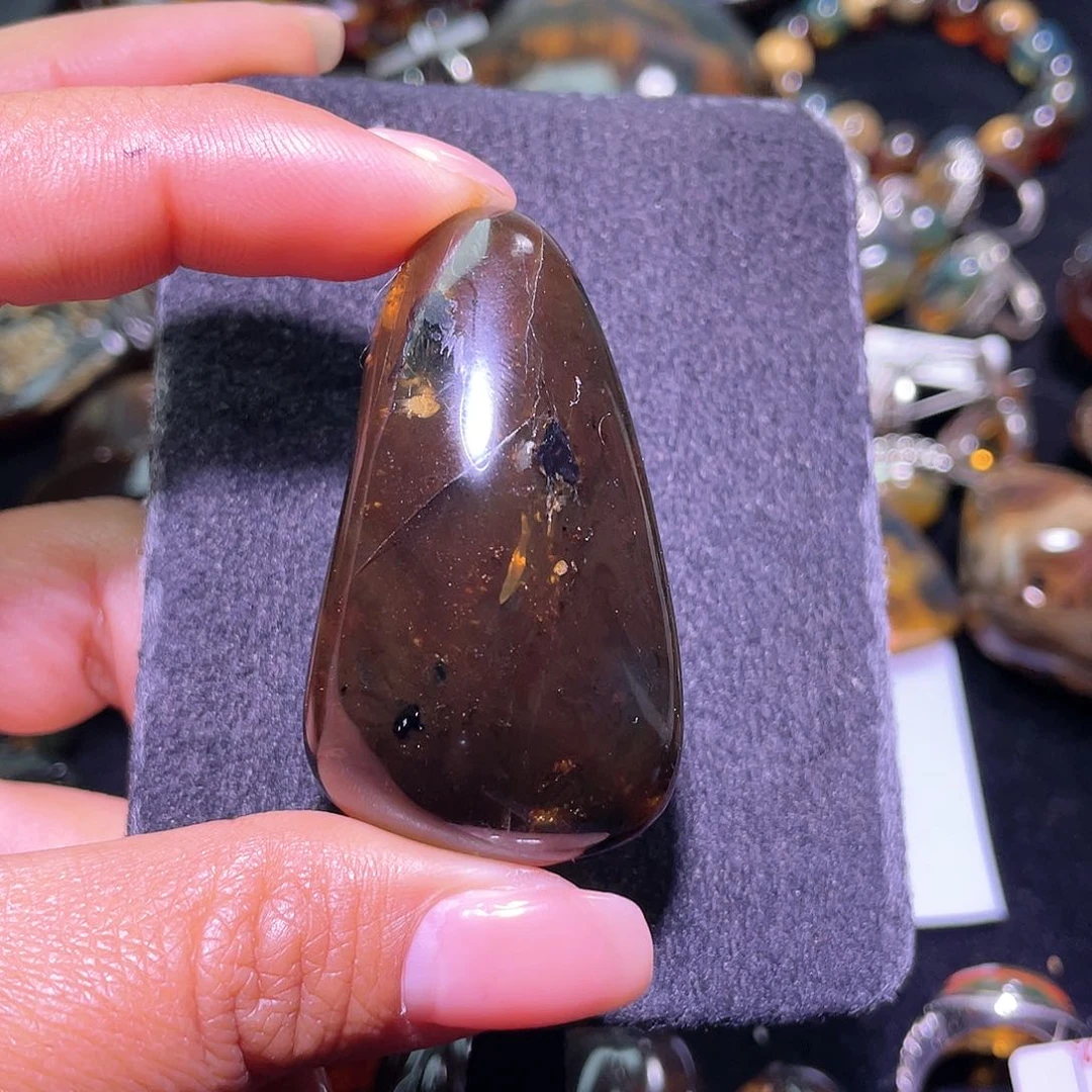 琥珀裸石未镶嵌。