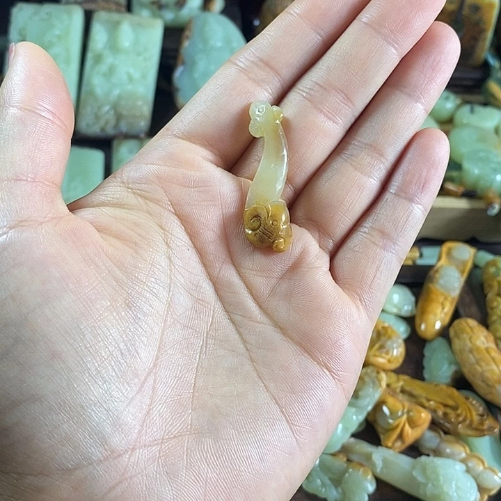 岫岩河磨玉（透闪石质玉）未镶嵌颈饰