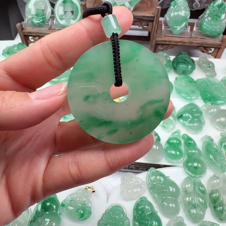 石英质玉未镶嵌颈饰蕾*