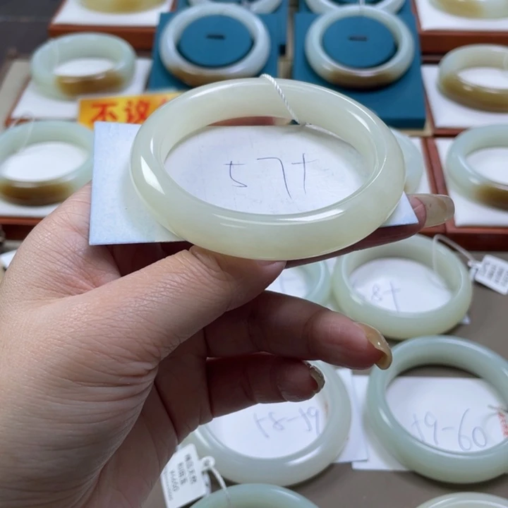 和田玉手镯未镶嵌