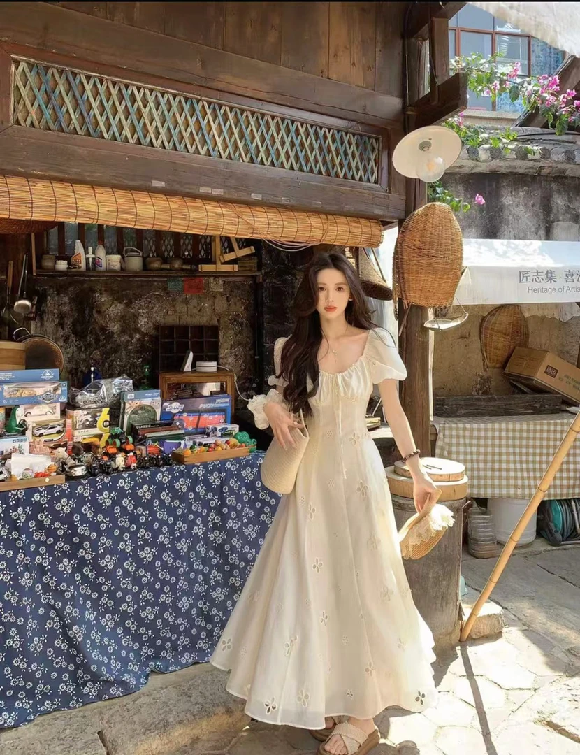 法式温柔风方领气质刺绣泡泡袖连衣裙高级感收腰显瘦绝美a字长裙