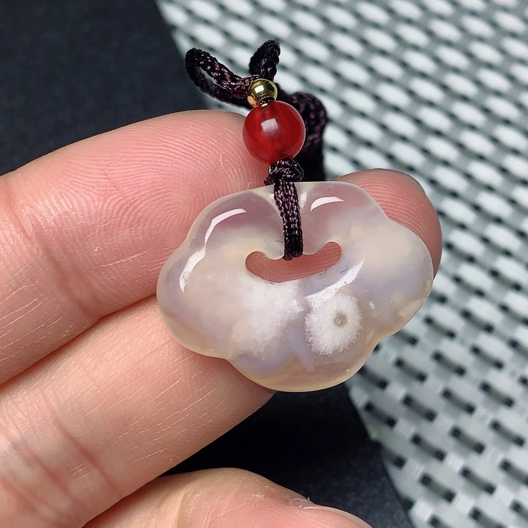 天然樱花玛瑙祥云锁吊坠27/6.8mm（清仓款，默认有瑕疵，介意者慎拍）