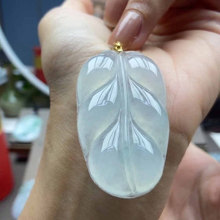 翡翠18K金镶嵌颈饰吊坠