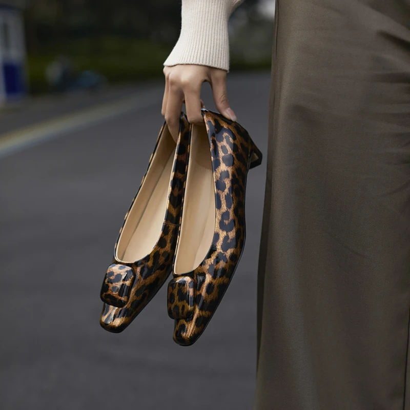 气质百搭粗跟豹纹单鞋女2025年春季新款不累脚浅口中跟方头小跟鞋