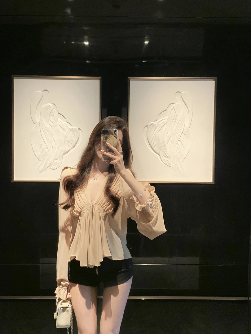 2025新款秋装高级感收腰V领雪纺衫女衬衫配高腰修身显瘦短裤套装