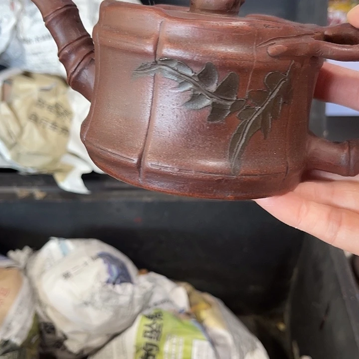 茶壶紫泥原矿泥料手工制作的一把紫砂壶。