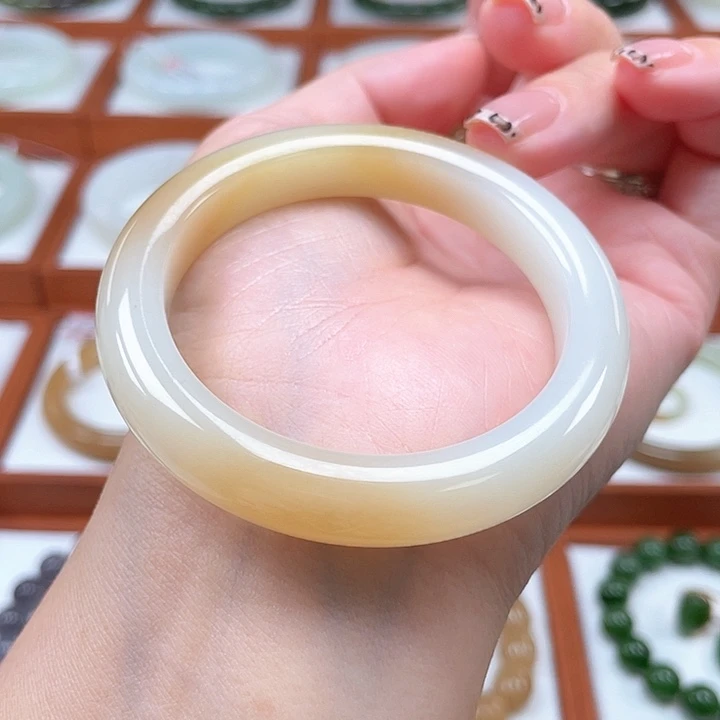 ****石未镶嵌手镯和田玉