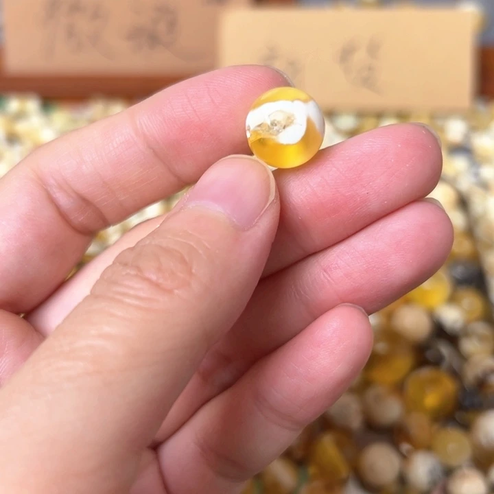蜜蜡未镶嵌裸石12.1mm有坑