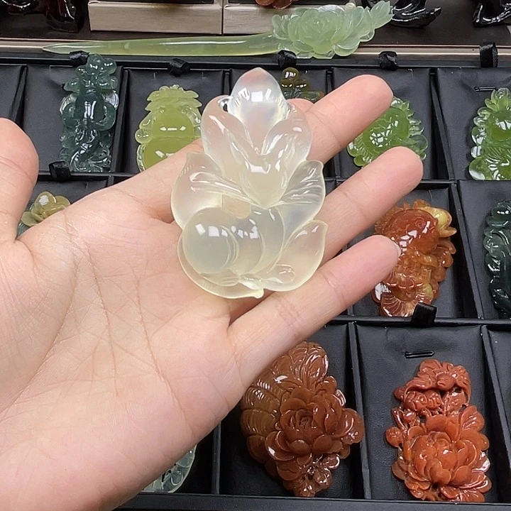 蛇纹石玉未镶嵌颈饰安*?