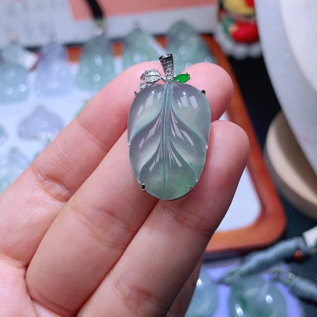 颈饰18K金镶嵌翡翠叶子