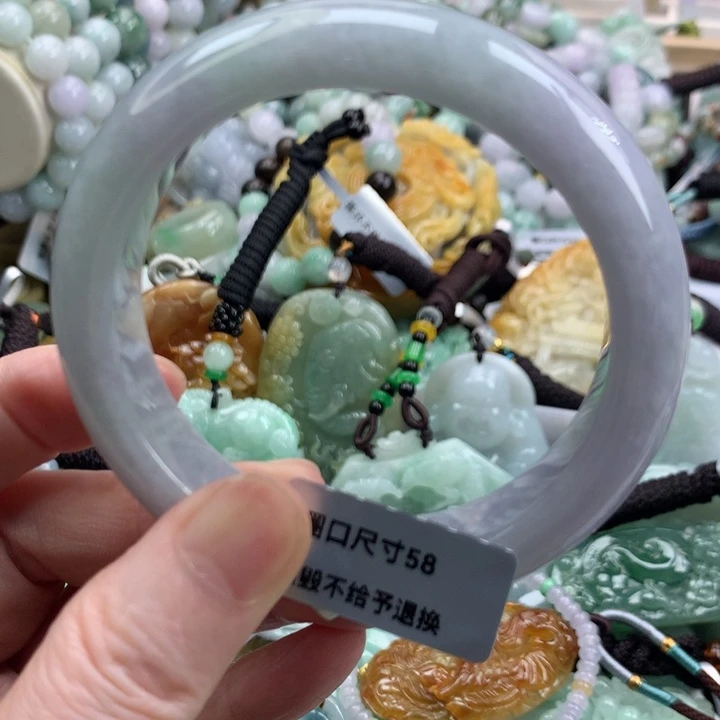 翡翠手镯未镶嵌吊坠
