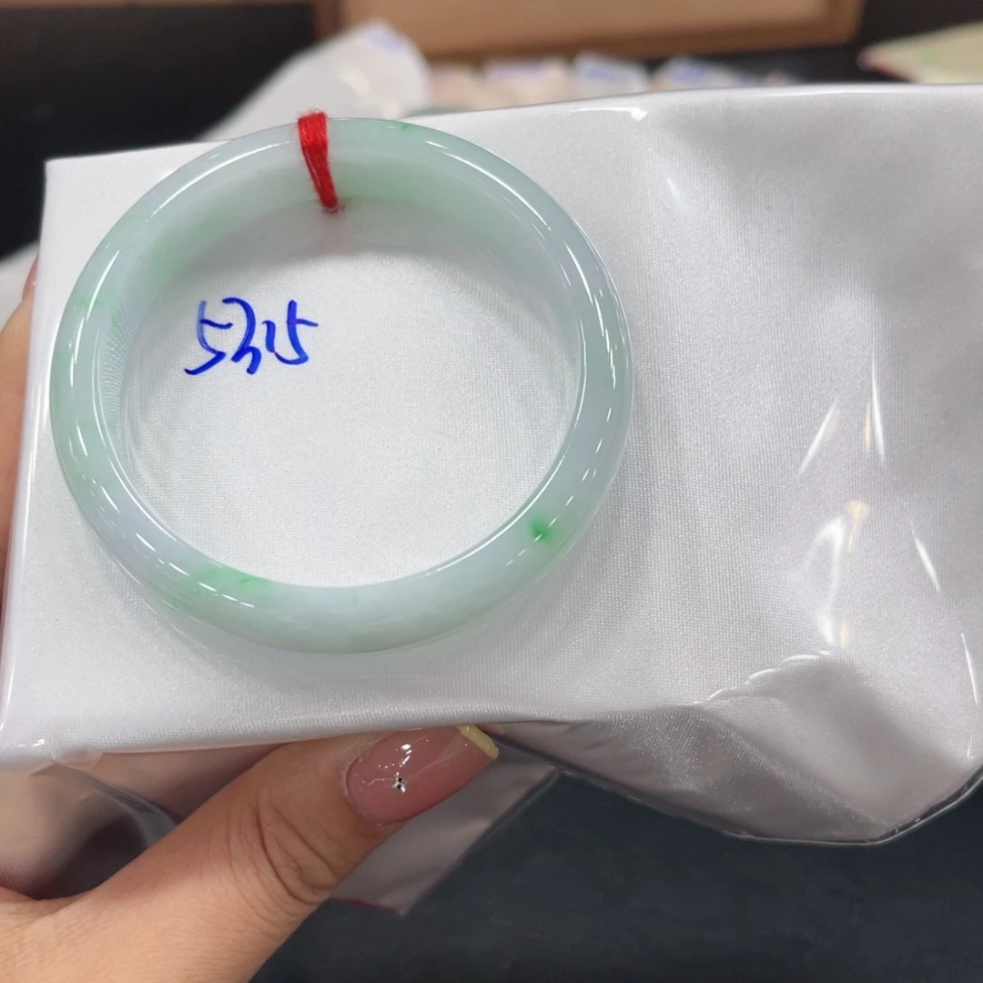 翡翠手镯未镶嵌翡翠