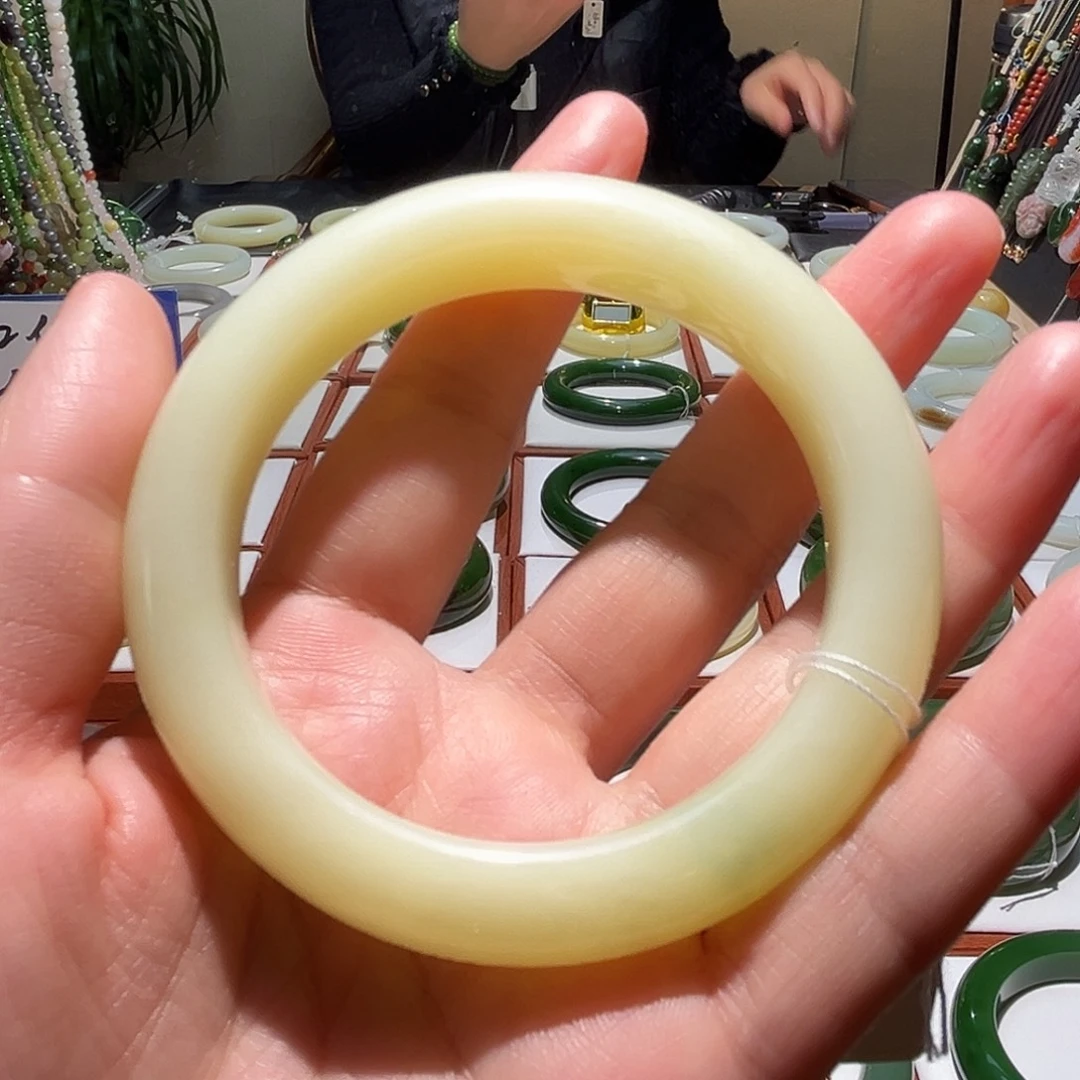 和田玉未镶嵌手镯