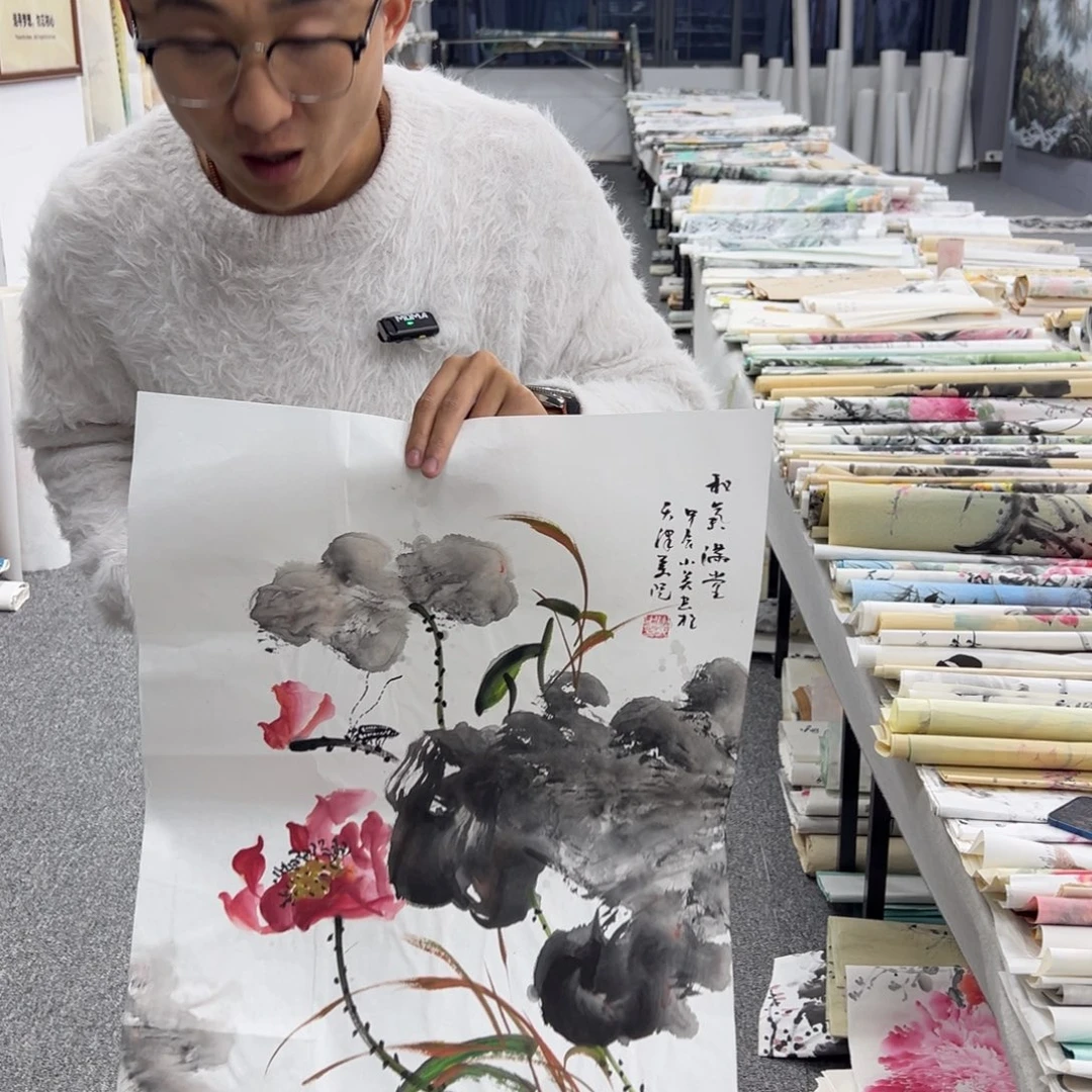 国画卖字画的小男孩