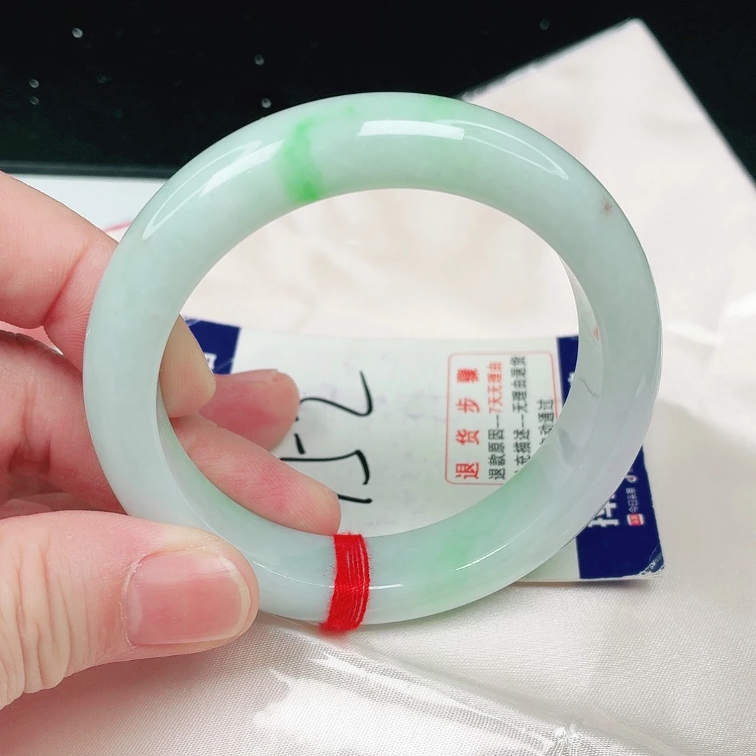 翡翠手镯未镶嵌翡翠