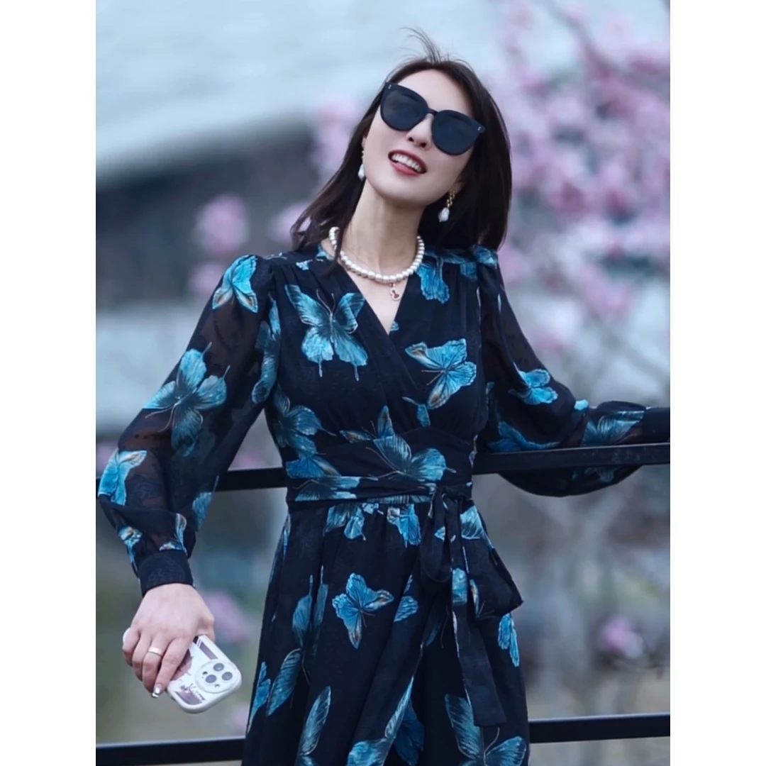 蓝色蝴蝶花印花长袖连衣裙女2025春季新款法式气质一片式系带长裙
