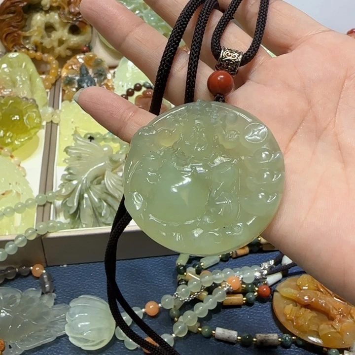 未镶嵌蛇纹石玉吊坠